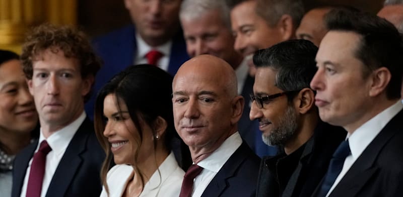 "ג'ף בזוס (במרכז) בהשבעת דונלד טראמפ. הגביל את הדעות ב"וושינגטון פוסט" / צילום: ap, Julia Demaree Nikhinson"