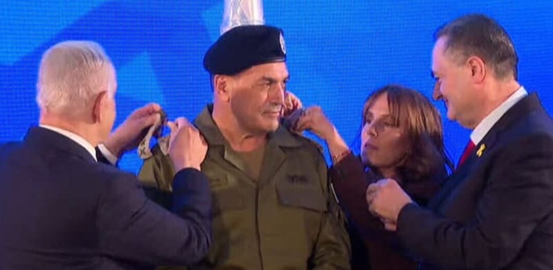 הרמטכ''ל לצד אשתו בטקס הענקת הדרגות שלו / צילום: לע''מ
