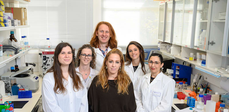 "צוות החוקרים, מימין לשמאל: ד''ר מרב שמואלי, ד''ר פאולה אנטונלו, ד''ר ארסניי לובוב, עינב לזר, קארין גולדברג ופרופ' יפעת מרבל / צילום:  באדיבות מכון ויצמן"