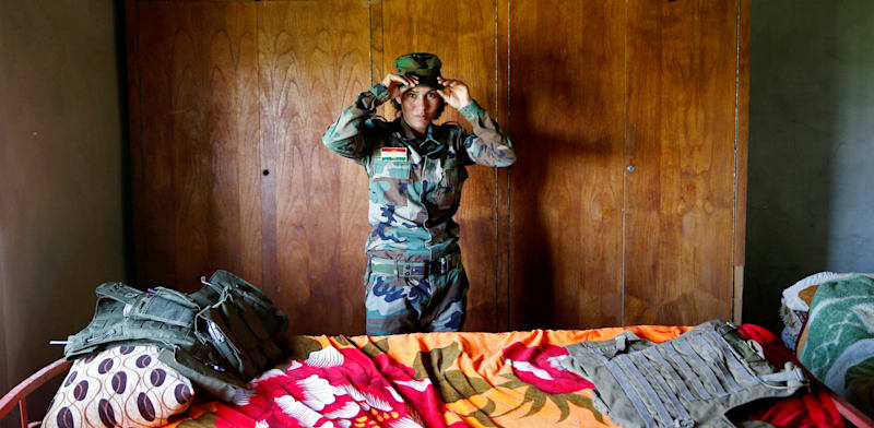 "איזידית במוסול, עיראק, אפריל 2016. איזידיות התגייסו נגד אנשי דאע''ש שתקפו נשים מקהילתן / צילום: Reuters, Ahmed Jadallah"