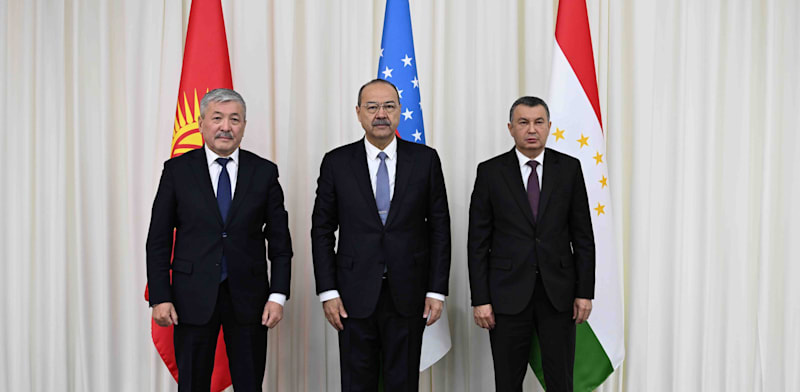 פגישה בין ראשי ממשלות קירגיזסטן (משמאל) וטג'יקיסטן (מימין), בתיווך ראש ממשלת אוזבקיסטן, בעיר הגבול באטקן / צילום: Reuters, Anadolu