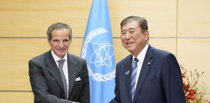 "ראש ממשלת יפן עם מנכ''ל סוכנות האנרגיה הבינלאומית (IEA) בפברואר / צילום: Reuters, Kyodo"