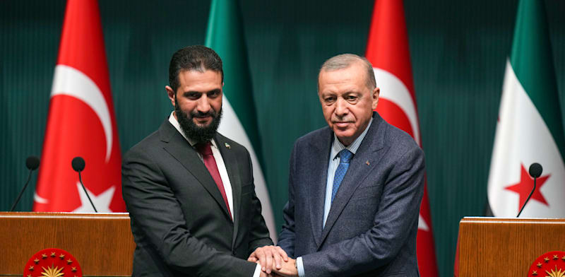 "ארדואן ואל־ג'ולאני. ההתקרבות בין המדינות פגעה באיראן / צילום: ap, Francisco Seco"