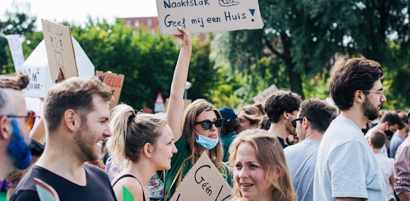 "הפגנה של סטודנטים באמסטרדם בעקבות המחסור בדירות להשכרה. היוזמה הממשלתית לא פתרה את הבעיה / צילום: Shutterstock"