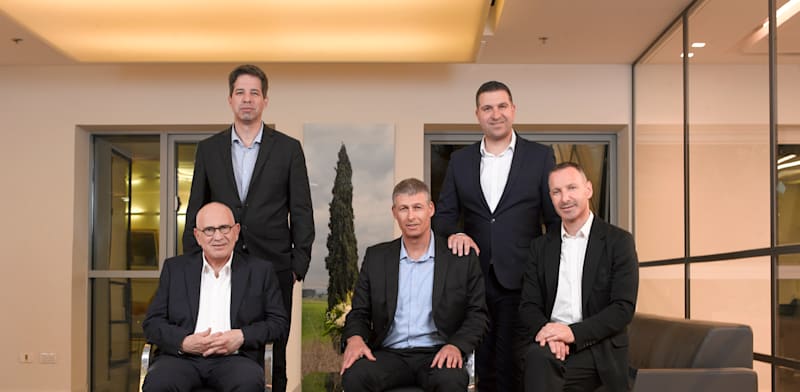 "מימין: עורכי הדין איתמר פנץ, אייל בן שושן, עמית גור, יוסי לוי ונועם בר-דוד / צילום: רלי אברהמי"