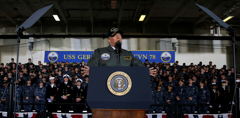 "דונלד טראמפ נואם על סיפונה של נושאת המטוסים ג׳רלד ר. פורד, בעת השקתה, ב-2017 / צילום: Reuters, Jonathan Ernst"