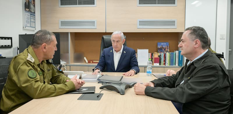 הרמטכ''ל, רא''ל אייל זמיר, בפגישה עם ראש הממשלה בנימין נתניהו ושר הביטחון ישראל כ''ץ / צילום: מעיין טואף / לע״מ