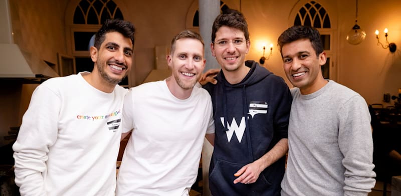 "שרדול שאה מקרן אינדקס, עם מייסדי וויז / צילום: ערן בארי"