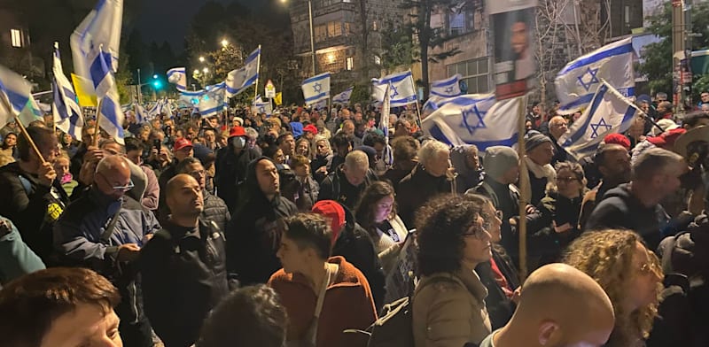 המונים עדיין ממשיכים להפגין בירושלים / צילום: שני תמים