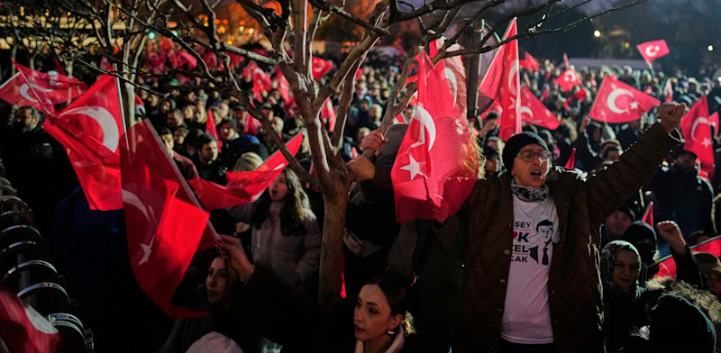 "מפגינים מתאספים מחוץ לבית העירייה באיסטנבול כדי למחות על מעצרו של ראש עיריית איסטנבול, אקרם אימאמאולו / צילום: Associated Press, Emrah Gurel"