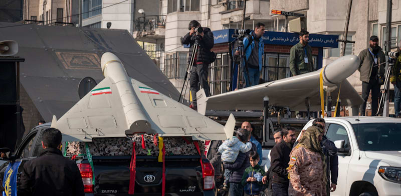 "החימוש המשוטט האיראני שאהד-136 מוצג במצעד צבאי בטהרן / צילום: Reuters, Morteza Nikoubazl/NurPhoto"