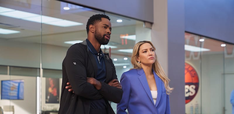 קייט הדסון וג'יי אליס ב''עולה להתקפה''. ההשוואה ל''טד לאסו'' מתבקשת / צילום: באדיבות נטפליקס