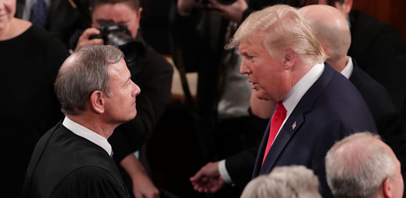 "נשיא ארה"ב דונלד טראמפ ונשיא בית המשפט העליון ג'ון רוברטס / צילום: Reuters, Jonathan Ernst"