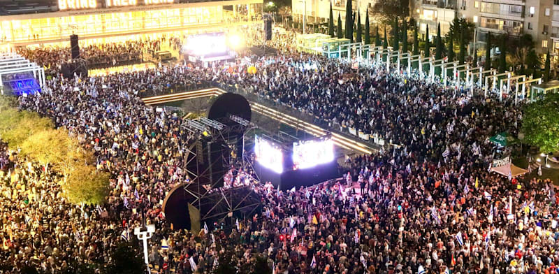 "המונים מפגינים בכיכר הבימה, הערב / צילום: עדו למפרט"