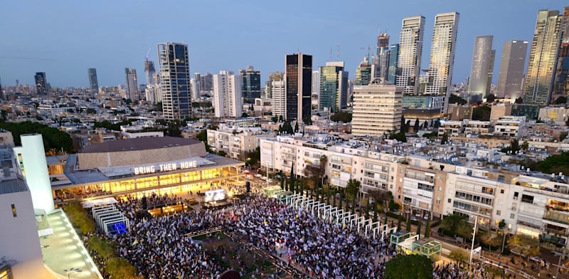 אלפי מפגינים בכיכר הבימה / צילום: עדו למפרט