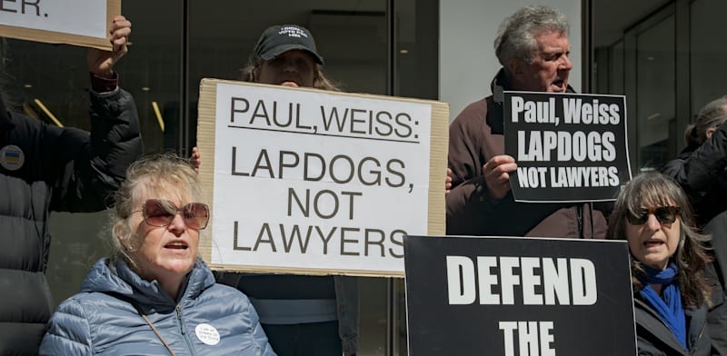 אקטיביסטים מפגינים מול משרד פול ווייס על ''כניעתו'' לטראמפ / צילום: Reuters, Erik McGregor