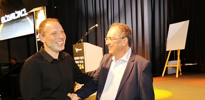 "מימין: עופר בלוך, יו''ר איגוד השיווק ומנכ''ל ממן; ואילן סיגל, יו''ר תחרות האפי ומנכ''ל פלאפון ו-yes / צילום: פאביאן קולדרוף"