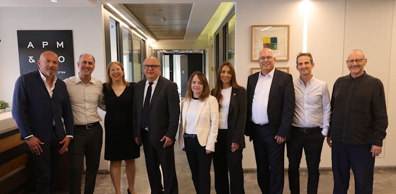 "מימין: יונתן אלטמן, סאני קנז, רונן קנטור, אפרת חממי, רחלי (גורן) קבלירו, דורון לוי, רחלי גוז לביא, יואב עציון וגיורא גוטמן / צילום: איל מרילוס"