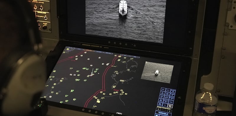 "צוות ספינה צרפתית בסיור במסגרת ''השומר הבלטי'' / צילום: ap, John Leicester"