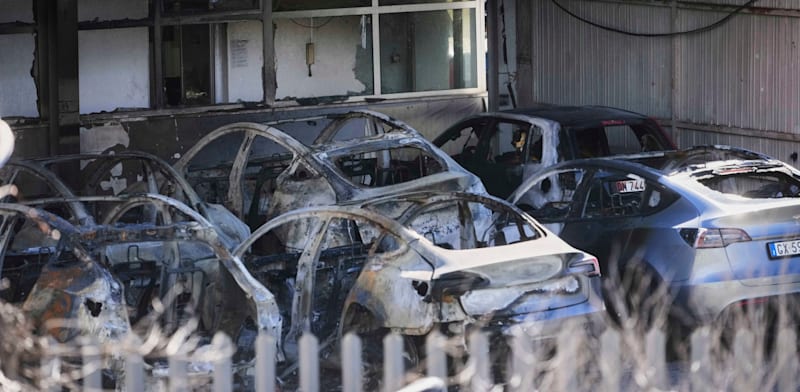 "טסלות שרופות ברומא / צילום: Reuters, Christophe Gateau/dpa"