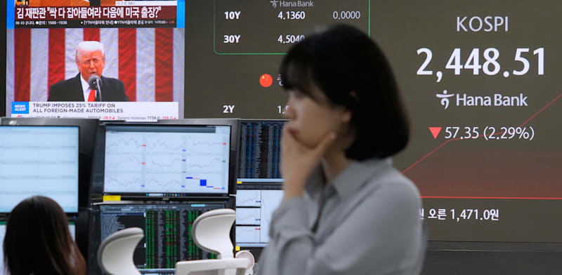 "טראמפ נצפה על המסך בחדר המסחר במטה בנק KEB Hana בסיאול, דרום קוריאה / צילום: ap, Ahn Young-joon"