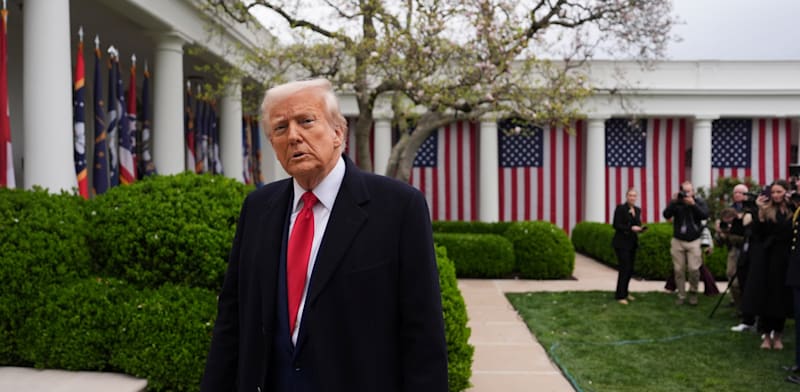 "טראמפ עוזב לאחר שחתם על צו נשיאותי במהלך אירוע להכרזת המכסים החדשים / צילום: ap, Evan Vucci"