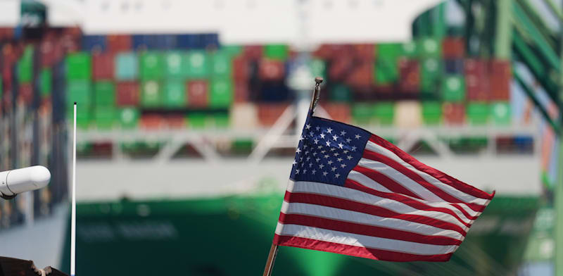 "דגל ארה''ב לצד ספינות סחורה בנמל בלוס אנג'לס / צילום: ap, Damian Dovarganes"