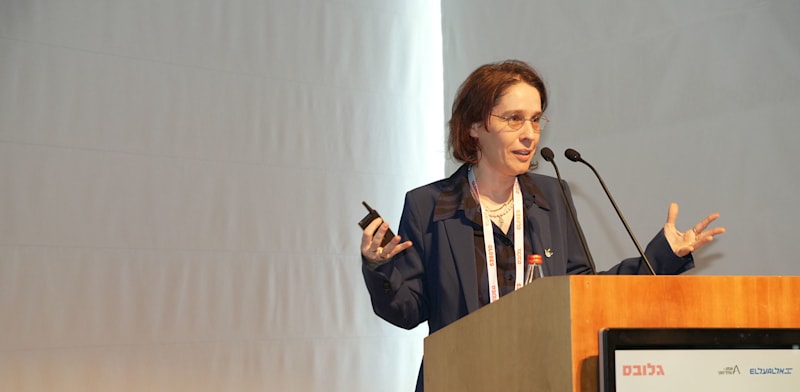 "אלונה בר און, מו''ל גלובס, בכנס 40 עד 40 / צילום: כדיה לוי"