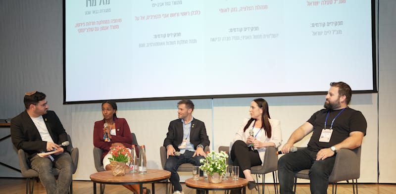 "איתי ראב''ד, עדי הוברמן-מזוז, גיל פלדמן ומזל מרו, בפאנל משותף בכנס 40 עד 40 / צילום: כדיה לוי"