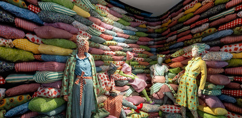 "מתוך ''גיבורות'', מוזיאון העיצוב חולון. בגדים נתפרו משקי כותנה שהכילו קמח או תירס, והיצרנים החלו לשווק שקים בשלל דוגמאות / צילום: אלעד שריג"