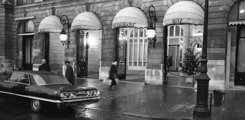 "חזית מלון הריץ. הבעלים בספר מוכנה לעשות הכול כדי שהמלון והבר ימשיכו להתקיים / צילום: Reuters"