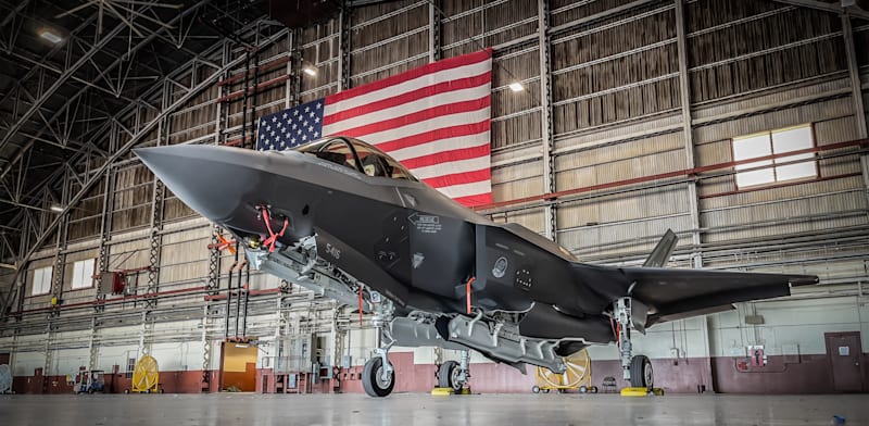 "מטוסי F-35 בהאנגר אמריקאי / צילום: Shutterstock"