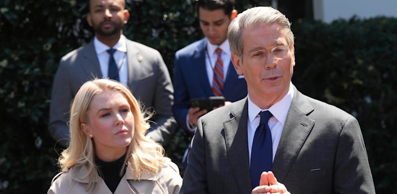 "שר האוצר של ארה''ב סקוט בסנט בשיחה עם כתבים מחוץ לבית הלבן / צילום: ap, Jacquelyn Martin"