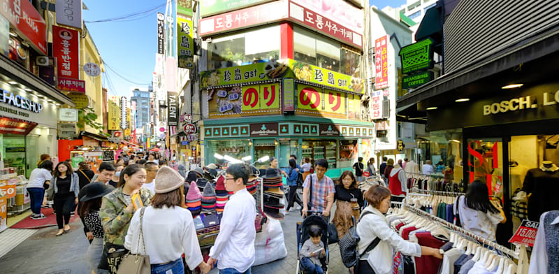 "זוגות עורכים קניות ברחוב מיונג-דונג בסיאול, דרום קוריאה / צילום: Shutterstock"