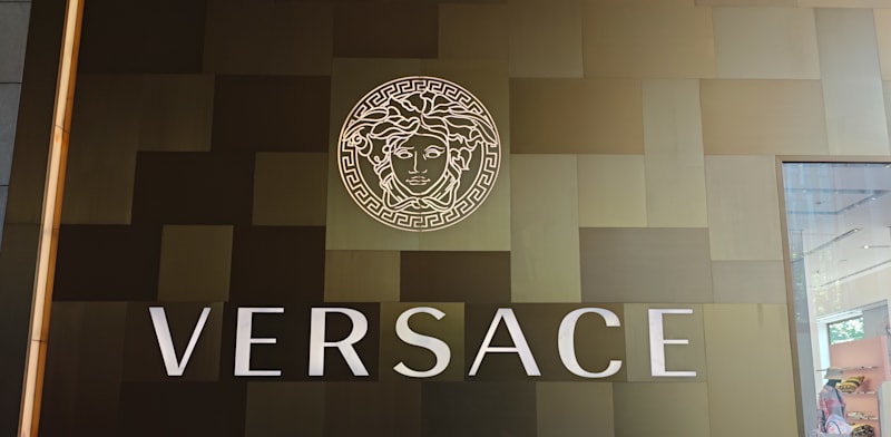 "סניף ורסאצ'ה בשנגחאי / צילום: Reuters, Costfoto"