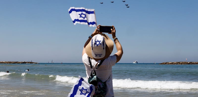 "הישראלים מאושרים למרות האתגרים / צילום: Reuters, CORINNA KERN"