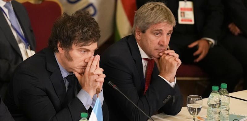 "נשיא ארגנטינה, חביאר מיליי, לצד שר הכלכלה שלו, לואיס קפוטו / צילום: ap, Matilde Campodonico"