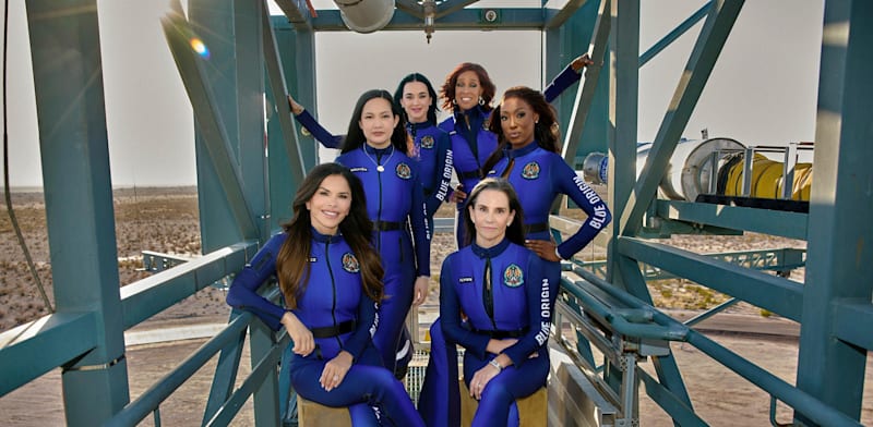 "קייטי פרי במשלחת לחלל עם ארוסתו של ג'ף בזוס / צילום: ASSOCIATED PRESS"