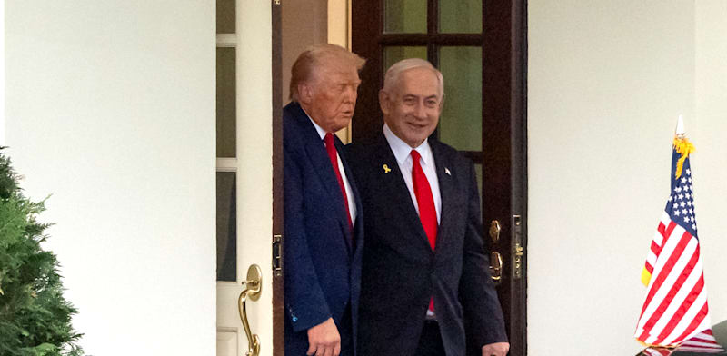 נתניהו בבית הלבן, החודש. מחזיק את ספרו של טראמפ ''אמנות העסקה'' / צילום: ap, Mark Schiefelbein