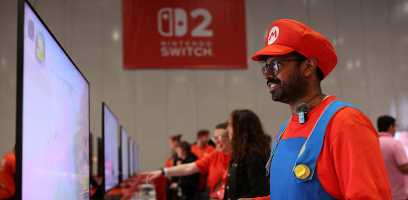 "משתתף מחופש לסופר מריו משתמש ב־Switch 2 במהלך אירוע שערכה נינטנדו בלונדון בשבוע שעבר / צילום: Reuters, Isabel Infantes"