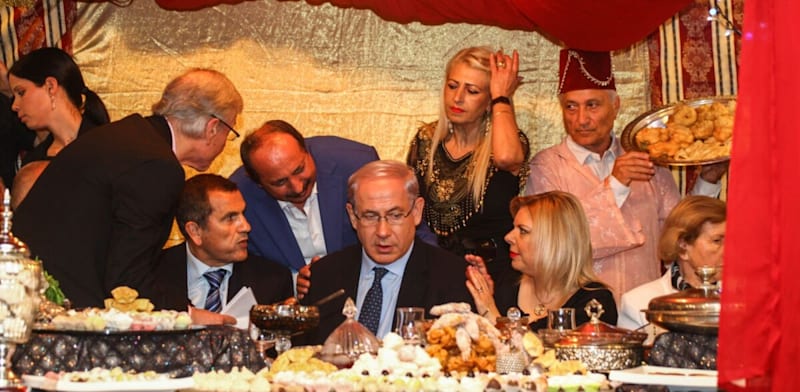 "בני הזוג נתניהו בחגיגות המימונה, 2014 / צילום: אבישג שאר-ישוב"