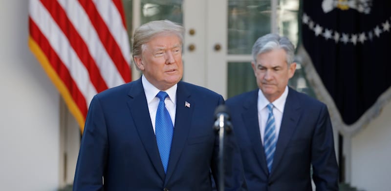 "טראמפ מודיע על מועמדות פאוול לתפקיד הנגיד ב־2017. הנגיד הבטיח בעבר להילחם על המשך הכהונה / צילום: Reuters, Carlos Barria"