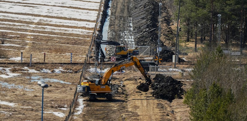 "עבודות תשתית בגבול פינלנד־רוסיה. המוקשים בדרך? / צילום: Reuters, Sputnik/Ramil Sitdikov"