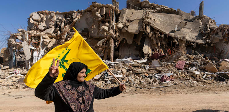 תומכת חיזבאללה על חורבות כפר כילא. הארגון השקיע 57 מיליון דולר בשיקום הבתים / צילום: ap, Hassan Ammar