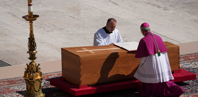 "ארונו של האפיפיור פרנציסקוס / צילום: Associated Press, Evan Vucci"