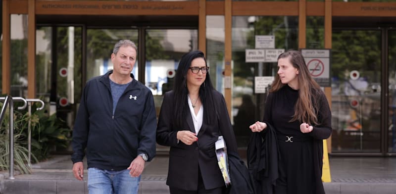 "רון אילון עם עורכות דינו, איריס ניב-סבג ודפנה שטינברג, ביציאה מבית המשפט המחוזי בתל אביב / צילום: סיון לורן"