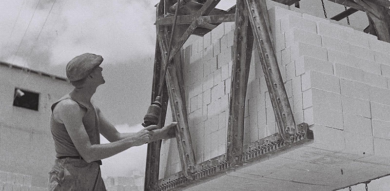 "מפעל לבנים בתל אביב, שנות ה־40 / צילום: הנס פין"