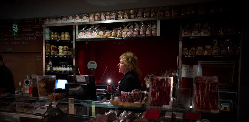 "חנות ללא חשמל בברצלונה / צילום: ap, Emilio Morenatti"