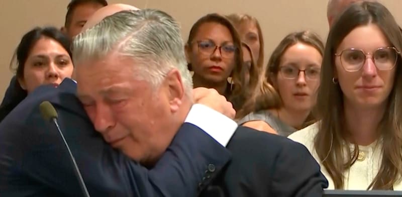 "אלק בולדווין במשפטו בגין הירי הקטלני ב-2021 של צלמת הקולנוע האלינה האצ'ינס / צילום: ap"