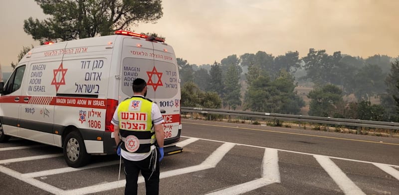 מתנדבי הצלה מאבטחים רפואית את הנוסעים בכביש 1 / צילום: דוברות הצלה